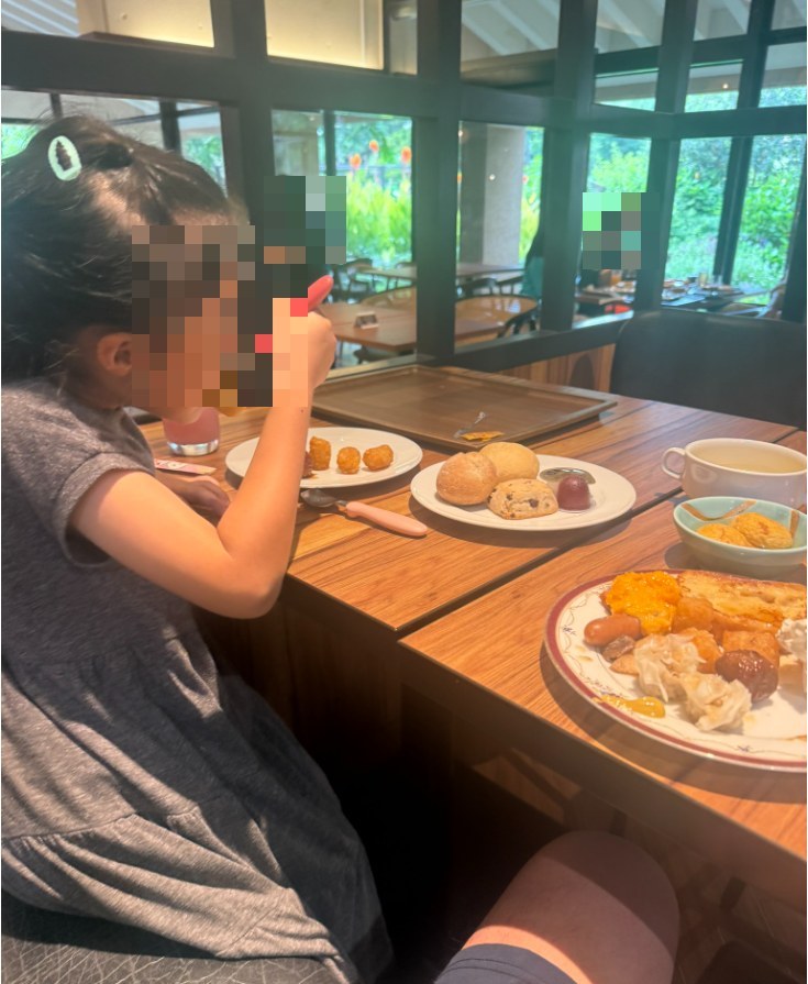 ホテルの朝食ビュッフェを楽しむ子ども
