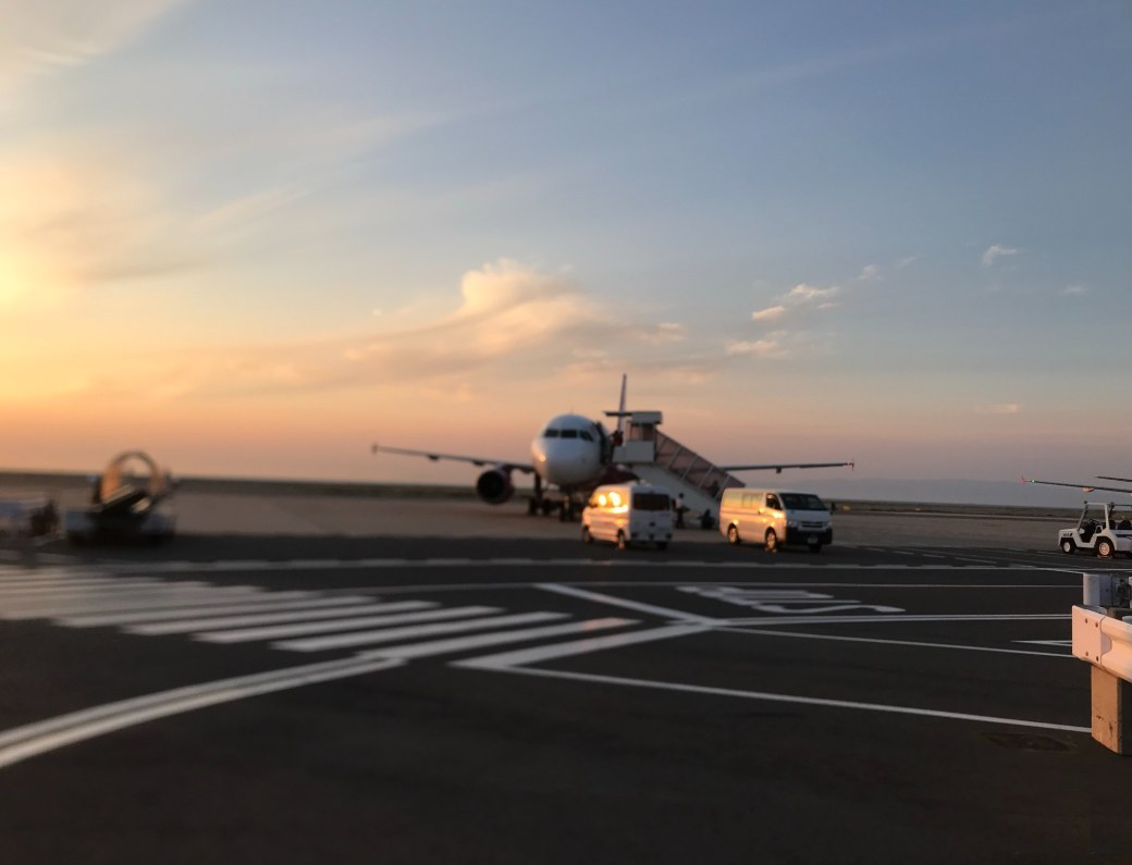 夕暮れの空港で搭乗を待つ飛行機